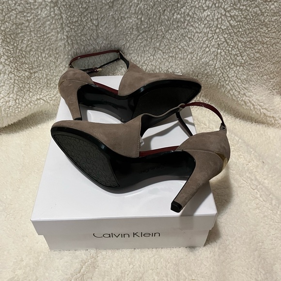 CALVIN KLEIN CHERILYN KID SUEDE PUMPS SIZE 8.5 NEE IN BOX! - Picture 4 of 5